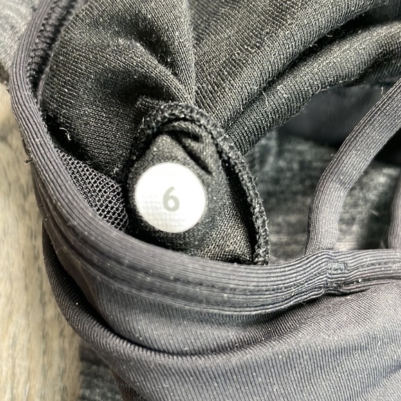 LuluLemon athletica Women’s Lighten UpCharcoal Grey Black Tank Built in Bra sz 6 - Picture 10 of 10